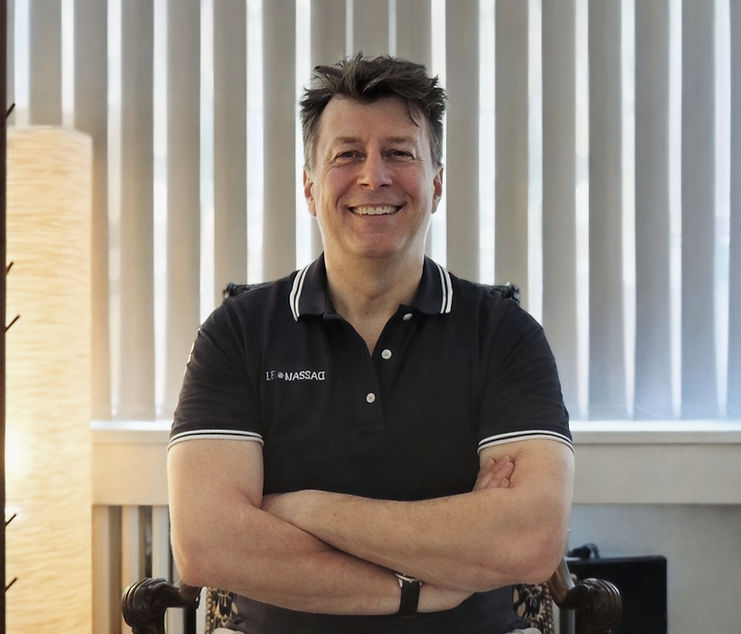 Detail rukou Tomáše – certifikovaný maséř ve zdravotnictví, Le Massage Praha Holešovice
